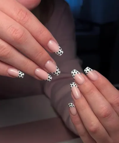 Beispiel für einfaches Nageldesign bei RONÉA Studio